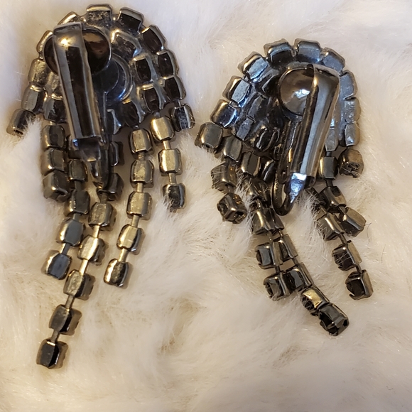 Vintage gunmetal clip-on earrings with black rhinestones - Picture 10 of 13